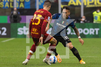 2022-04-23 - Gianluca Mancini of AS Roma fights for the ball with Lautaro Martinez of FC Internazionale during the Serie A match between Milan and Roma at Meazza Stadium on April 23, 2022 in Milan, Italy. - INTER - FC INTERNAZIONALE VS AS ROMA - ITALIAN SERIE A - SOCCER