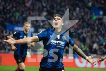 2022-04-23 - Lautaro Martinez of FC Internazionale celebrates after scoring during the Serie A match between Milan and Roma at Meazza Stadium on April 23, 2022 in Milan, Italy. - INTER - FC INTERNAZIONALE VS AS ROMA - ITALIAN SERIE A - SOCCER