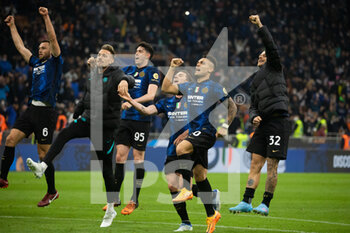 2022-04-23 - Stefan De Vrij of FC Internazionale, Alessandro Bastoni of FC Internazionale, Lautaro Martinez of FC Internazionale and Federico Dimarco of FC Internazionale celebrate at the end of the Serie A match between Milan and Roma at Meazza Stadium on April 23, 2022 in Milan, Italy. - INTER - FC INTERNAZIONALE VS AS ROMA - ITALIAN SERIE A - SOCCER