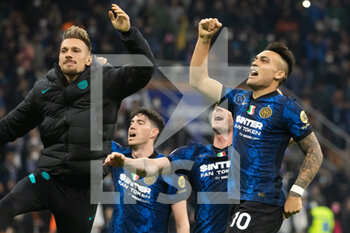2022-04-23 - Lautaro Martinez of FC Internazionale celebrates at the end of the Serie A match between Milan and Roma at Meazza Stadium on April 23, 2022 in Milan, Italy. - INTER - FC INTERNAZIONALE VS AS ROMA - ITALIAN SERIE A - SOCCER