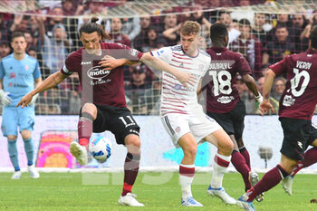 2022-05-08 - Milan Djurić (US Salernitana 1919) and Marko Rog They compete for the ball during the Serie A 2021/22 match between US . Salernitana 1919 and Cagliari Calcio at Arechi  Stadium - US SALERNITANA VS CAGLIARI CALCIO - ITALIAN SERIE A - SOCCER