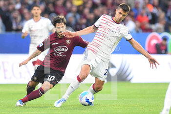 2022-05-08 - Simone Verdi (US Salernitana 1919) and Diego Godín They compete for the ball during the Serie A 2021/22 match between US . Salernitana 1919 and Cagliari Calcio at Arechi  Stadium - US SALERNITANA VS CAGLIARI CALCIO - ITALIAN SERIE A - SOCCER