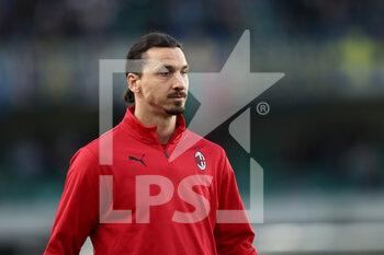 2022-05-08 - Zlatan Ibrahimovic (AC Milan) looks on - HELLAS VERONA FC VS AC MILAN - ITALIAN SERIE A - SOCCER