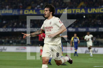 2022-05-08 - Sandro Tonali (AC Milan) celebrates after scoring his side's first goal of the match - HELLAS VERONA FC VS AC MILAN - ITALIAN SERIE A - SOCCER