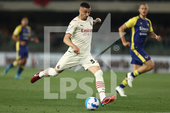 2022-05-08 - Rade Krunic (AC Milan) shoots the ball - HELLAS VERONA FC VS AC MILAN - ITALIAN SERIE A - SOCCER