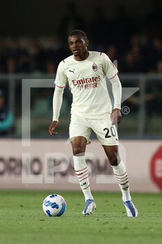 2022-05-08 - Pierre Kalulu (AC Milan) in action - HELLAS VERONA FC VS AC MILAN - ITALIAN SERIE A - SOCCER