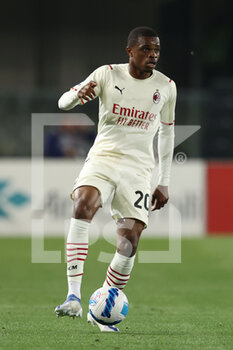 2022-05-08 - Pierre Kalulu (AC Milan) in action - HELLAS VERONA FC VS AC MILAN - ITALIAN SERIE A - SOCCER