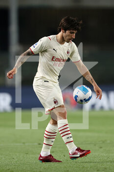 2022-05-08 - Sandro Tonali (AC Milan) in action - HELLAS VERONA FC VS AC MILAN - ITALIAN SERIE A - SOCCER