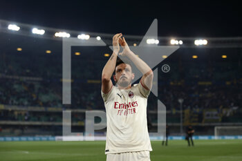 2022-05-08 - Alessandro Florenzi (AC Milan) greets fans - HELLAS VERONA FC VS AC MILAN - ITALIAN SERIE A - SOCCER