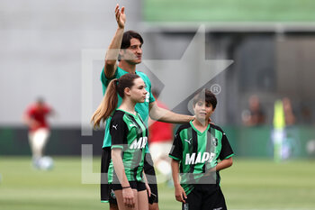 2022-05-22 - Federico Peluso (US Sassuolo) greets the fans with his children before leaving the club - US SASSUOLO VS AC MILAN - ITALIAN SERIE A - SOCCER