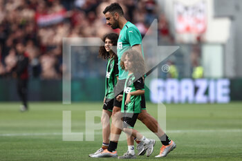 2022-05-22 - Francesco Magnanelli (U.S. Sassuolo) greets the fans with his children before leaving the club - US SASSUOLO VS AC MILAN - ITALIAN SERIE A - SOCCER
