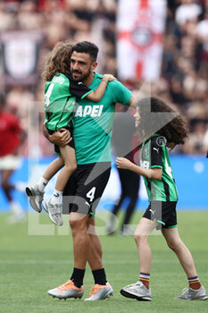 2022-05-22 - Francesco Magnanelli (U.S. Sassuolo) greets the fans with his children before leaving the club - US SASSUOLO VS AC MILAN - ITALIAN SERIE A - SOCCER