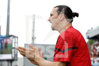 2022-05-22 - Zlatan Ibrahimovic (AC Milan) clap his hands to support his teammates - US SASSUOLO VS AC MILAN - ITALIAN SERIE A - SOCCER