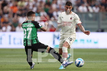 2022-05-22 - Theo Hernandez (AC Milan) is challenged by Matheus Henrique (U.S. Sassuolo) - US SASSUOLO VS AC MILAN - ITALIAN SERIE A - SOCCER