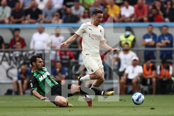 2022-05-22 - Alexis Saelemaekers (AC Milan) is challenged by Kaan Ayhan (U.S. Sassuolo) - US SASSUOLO VS AC MILAN - ITALIAN SERIE A - SOCCER