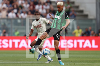 2022-05-22 - Gianluca Scamacca (U.S. Sassuolo) is challenged by Pierre Kalulu (AC Milan) - US SASSUOLO VS AC MILAN - ITALIAN SERIE A - SOCCER