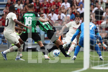 2022-05-22 - Theo Hernandez (AC Milan) in action - US SASSUOLO VS AC MILAN - ITALIAN SERIE A - SOCCER