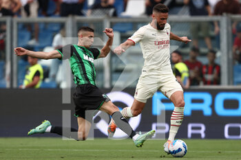 2022-05-22 - Olivier Giroud (AC Milan) is challenged by Mert Muldur (U.S. Sassuolo) - US SASSUOLO VS AC MILAN - ITALIAN SERIE A - SOCCER
