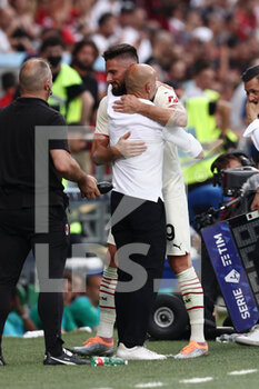 2022-05-22 - Olivier Giroud (AC Milan) hugs Stefano Pioli (AC Milan) - US SASSUOLO VS AC MILAN - ITALIAN SERIE A - SOCCER