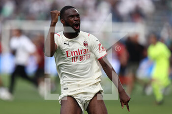 2022-05-22 - Fikayo Tomori (AC Milan) celebrates after winning the Serie A championship - US SASSUOLO VS AC MILAN - ITALIAN SERIE A - SOCCER