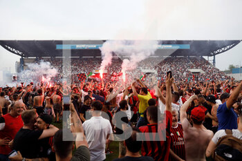 2022-05-22 - AC Milan fans invade the pitch after the match to celebrate the SERIE A victory - US SASSUOLO VS AC MILAN - ITALIAN SERIE A - SOCCER