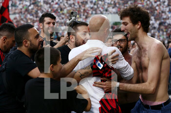 2022-05-22 - Stefano Pioli (AC Milan) celebrates with the fans - US SASSUOLO VS AC MILAN - ITALIAN SERIE A - SOCCER