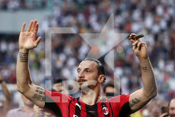 2022-05-22 - Zlatan Ibrahimovic (AC Milan) celebrates with a cigar after winning the Serie A championship title - US SASSUOLO VS AC MILAN - ITALIAN SERIE A - SOCCER
