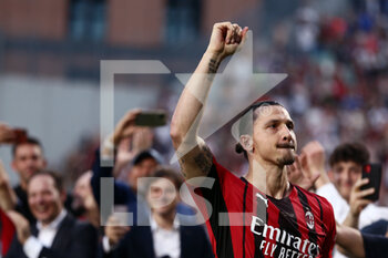 2022-05-22 - Zlatan Ibrahimovic (AC Milan) celebrates with a cigar after winning the Serie A championship title - US SASSUOLO VS AC MILAN - ITALIAN SERIE A - SOCCER