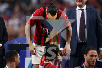2022-05-22 - Zlatan Ibrahimovic (AC Milan) kisses the trophy after winning the Serie A championship title - US SASSUOLO VS AC MILAN - ITALIAN SERIE A - SOCCER