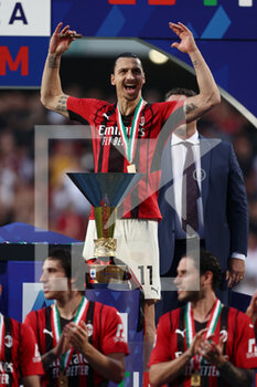 2022-05-22 - Zlatan Ibrahimovic (AC Milan) celebrates after winning the Serie A championship title - US SASSUOLO VS AC MILAN - ITALIAN SERIE A - SOCCER