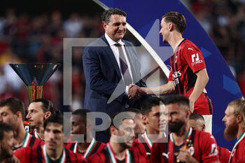 2022-05-22 - Alexis Saelemaekers (AC Milan) shakes hands with Luigi De Siervo after winning the Serie A championship title - US SASSUOLO VS AC MILAN - ITALIAN SERIE A - SOCCER
