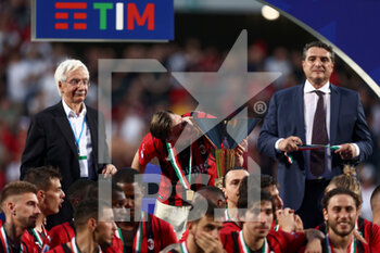 2022-05-22 - Alexis Saelemaekers (AC Milan) kisses the Serie A trophy - US SASSUOLO VS AC MILAN - ITALIAN SERIE A - SOCCER