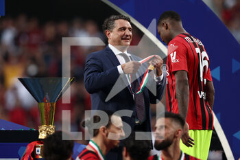 2022-05-22 - Mike Maignan (AC Milan) is awarded with the medal by Luigi De Siervo after winning the Serie A championship title - US SASSUOLO VS AC MILAN - ITALIAN SERIE A - SOCCER