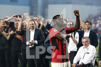 2022-05-22 - Franck Kessie (AC Milan) celebrates after winning the Serie A championship title - US SASSUOLO VS AC MILAN - ITALIAN SERIE A - SOCCER