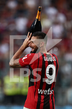 2022-05-22 - Olivier Giroud (AC Milan) celebrates with a bottle of champagne - US SASSUOLO VS AC MILAN - ITALIAN SERIE A - SOCCER