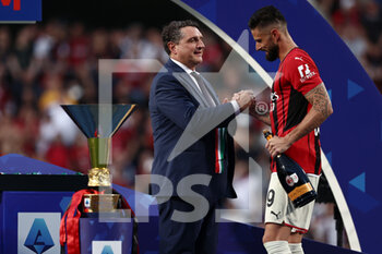 2022-05-22 - Olivier Giroud (AC Milan) shakes hands with Luigi De Siervo - US SASSUOLO VS AC MILAN - ITALIAN SERIE A - SOCCER