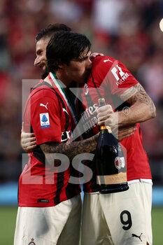 2022-05-22 - Olivier Giroud (AC Milan) and Sandro Tonali (AC Milan) celebrate after winning the SERIE A championship - US SASSUOLO VS AC MILAN - ITALIAN SERIE A - SOCCER