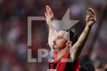 2022-05-22 - Zlatan Ibrahimovic (AC Milan) celebrates with a cigar after winning the SERIE A championship - US SASSUOLO VS AC MILAN - ITALIAN SERIE A - SOCCER