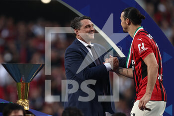 2022-05-22 - Zlatan Ibrahimovic (AC Milan) shakes hands with Luigi De Siervo - US SASSUOLO VS AC MILAN - ITALIAN SERIE A - SOCCER