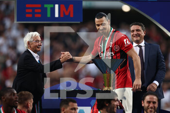 2022-05-22 - Zlatan Ibrahimovic (AC Milan) with the trophy - US SASSUOLO VS AC MILAN - ITALIAN SERIE A - SOCCER