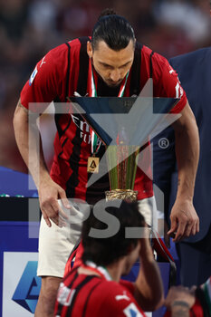2022-05-22 - Zlatan Ibrahimovic (AC Milan) kisses the SERIE A trophy - US SASSUOLO VS AC MILAN - ITALIAN SERIE A - SOCCER