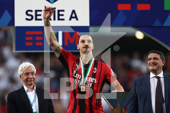 2022-05-22 - Zlatan Ibrahimovic (AC Milan) celebrates with a cigar and the trophy after winning the SERIE A championship - US SASSUOLO VS AC MILAN - ITALIAN SERIE A - SOCCER