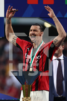 2022-05-22 - Zlatan Ibrahimovic (AC Milan) celebrates with a cigar and the trophy after winning the SERIE A championship - US SASSUOLO VS AC MILAN - ITALIAN SERIE A - SOCCER