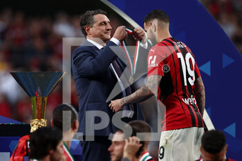 2022-05-22 - Theo Hernandez (AC Milan) is awarded with the medal by Luigi De Siervo after winning the Serie A championship title - US SASSUOLO VS AC MILAN - ITALIAN SERIE A - SOCCER