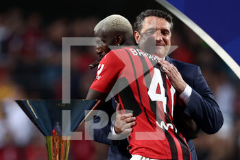 2022-05-22 - Tiemoue Bakayoko (AC Milan) hugs Luigi De Siervo - US SASSUOLO VS AC MILAN - ITALIAN SERIE A - SOCCER