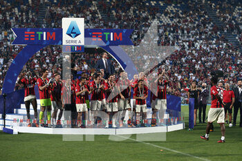 2022-05-22 - Franck Kessie (AC Milan) and the team celebrate after winning the SERIE A championship - US SASSUOLO VS AC MILAN - ITALIAN SERIE A - SOCCER