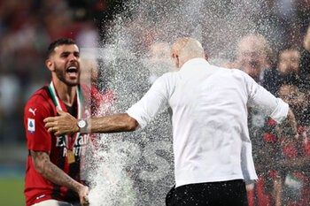 2022-05-22 - Stefano Pioli (AC Milan) celebrates with Theo Hernandez (AC Milan) after winning the SERIE A championship - US SASSUOLO VS AC MILAN - ITALIAN SERIE A - SOCCER