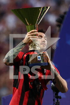 2022-05-22 - Alessio Romagnoli (AC Milan) lifts the trophy - US SASSUOLO VS AC MILAN - ITALIAN SERIE A - SOCCER