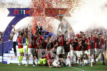 2022-05-22 - AC Milan players celebrate lifting the trophy after winning the SERIE A championship - US SASSUOLO VS AC MILAN - ITALIAN SERIE A - SOCCER