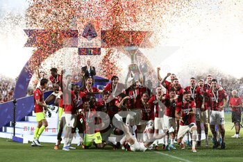 2022-05-22 - AC Milan players celebrate lifting the trophy after winning the SERIE A championship - US SASSUOLO VS AC MILAN - ITALIAN SERIE A - SOCCER